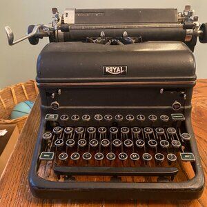 Vintage Royal Manual Typewriter With Black Metal Frame & Round Keys